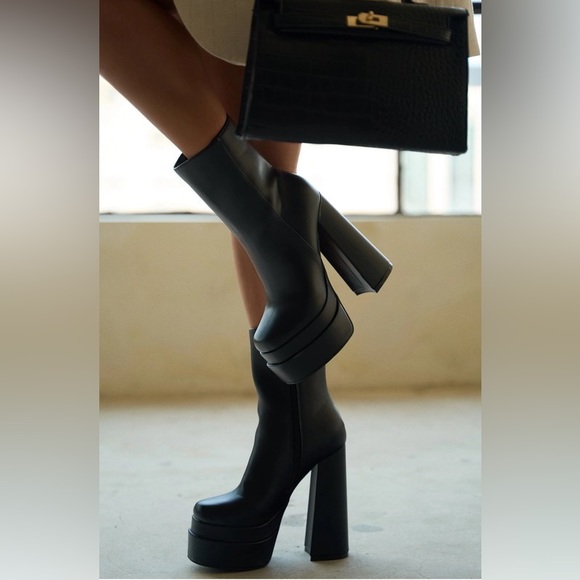 BLACK BLOCK HEEL ANKLE BOOTIE - Picture 2 of 4